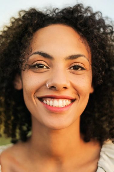 mulher com cabelo cacheado definido