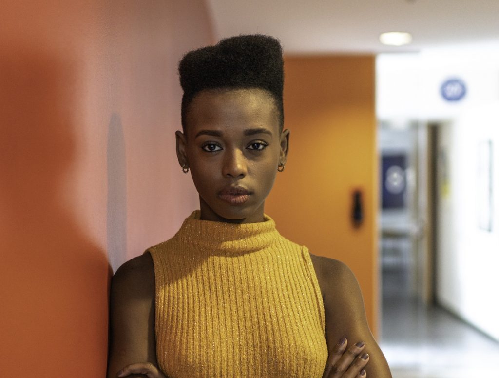 mulher com tapered hair crespo