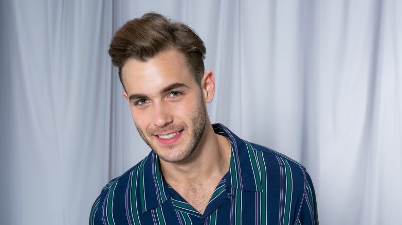 Homem com cabelo de lado castanho claro