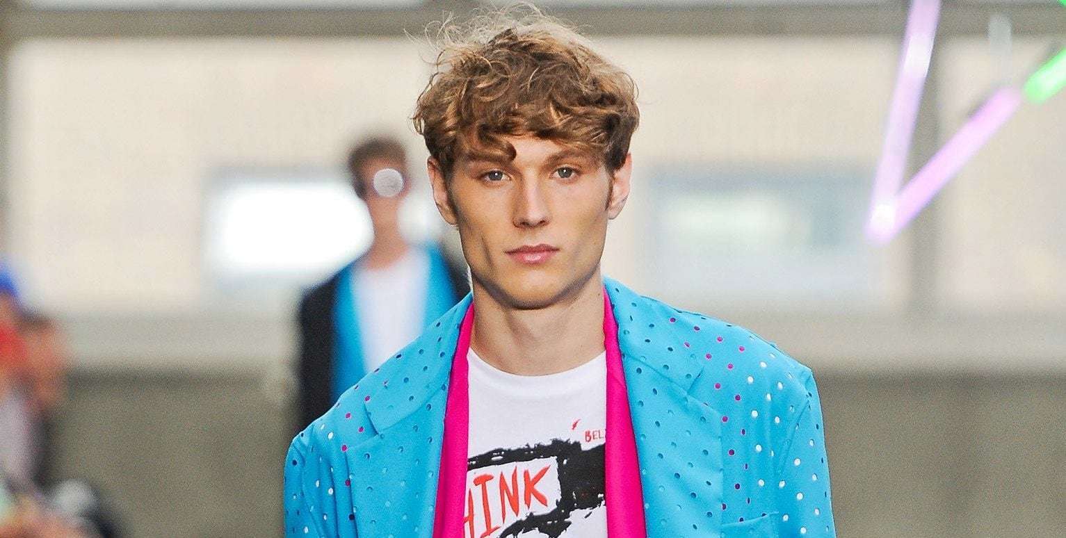 Cabelo ondulado masculino curto com franja