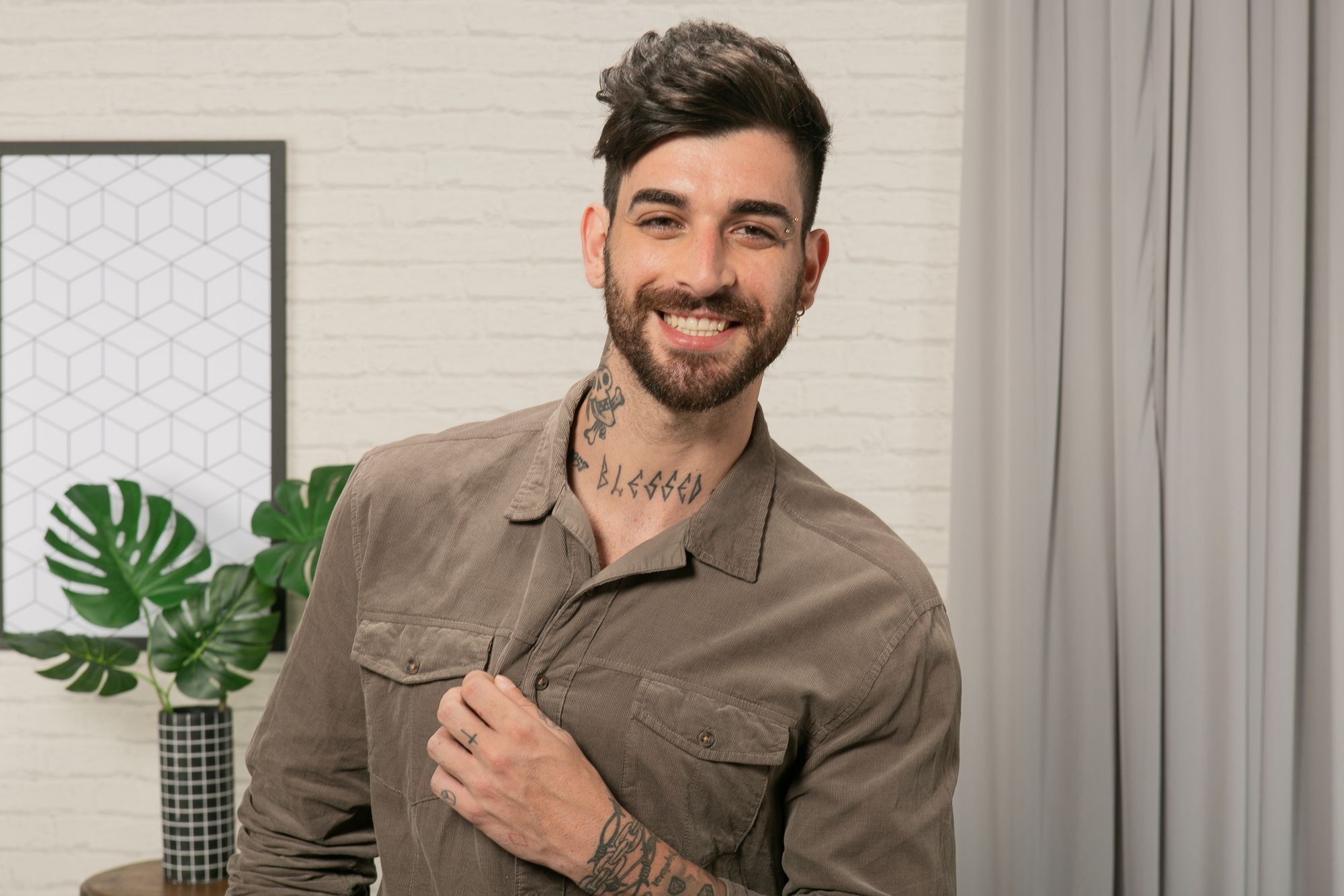 homem com cabelo undercut curto castanho com topete bagunçado
