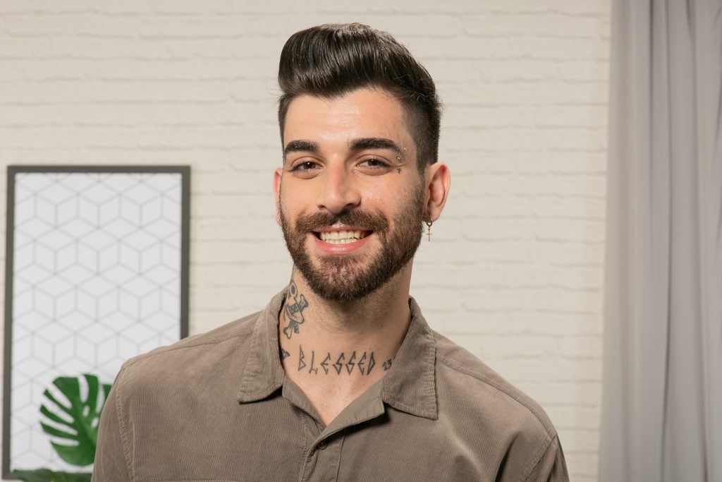 homem com cabelo undercut curto castanho com topete rockabilly
