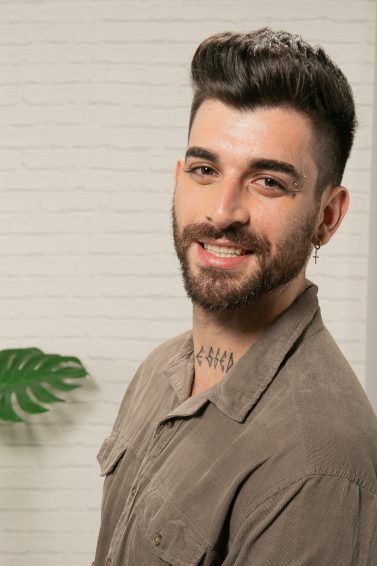 homem com cabelo undercut curto castanho com topete classico