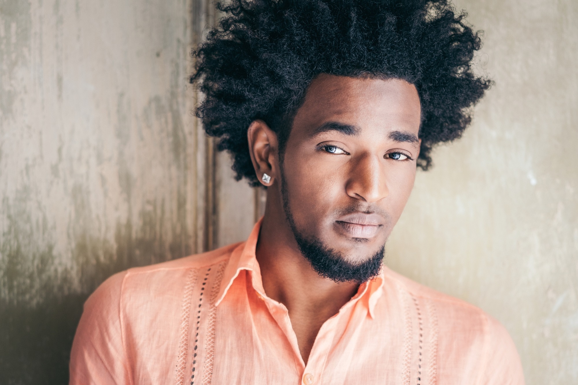 Homem com black power no cabelo afro