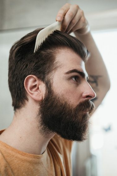 Homem cuida dos cabelos em sua rotina de grooming