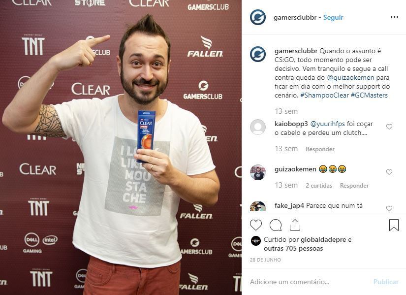 O gamer Guizão segura shampoo da Clear durante evento