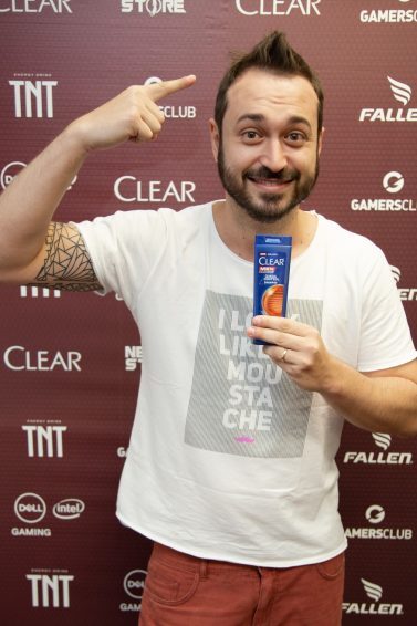 Guilherme GuizaO Kemen, embaixador da marca MIBR no Brasil, posa para foto com shampoo Clear