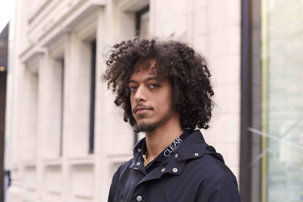 homem com cabelo médio cacheado