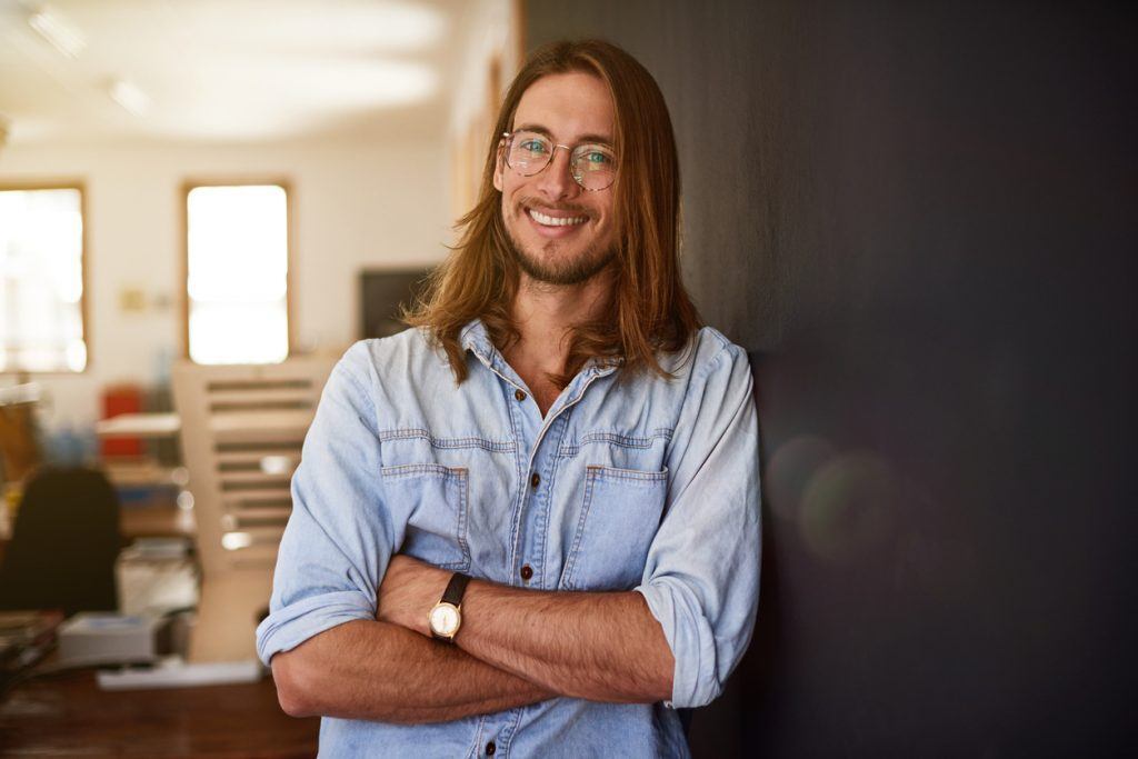 homem de cabelo longo e óculos