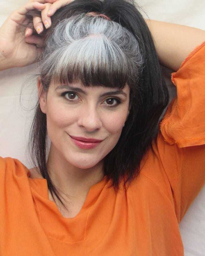 mulher com cabelo branco em um rabo de cavalo