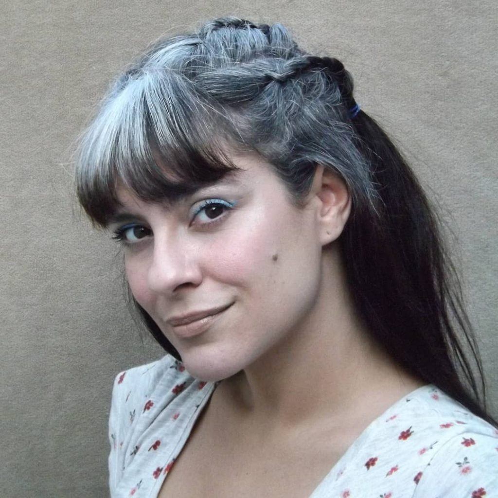 mulher com cabelo branco semipreso com trança