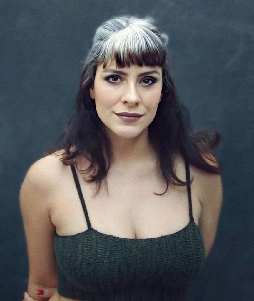mulher com cabelo branco semipreso com franja
