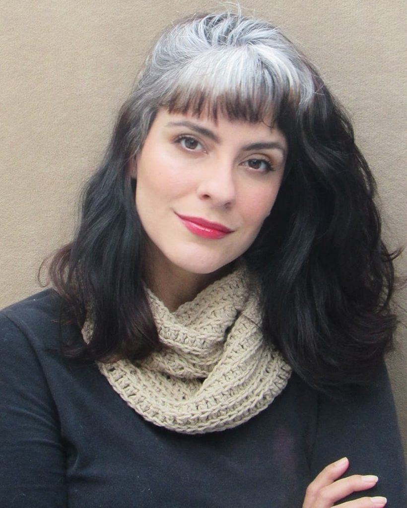 mulher com cabelo branco solto ondulado