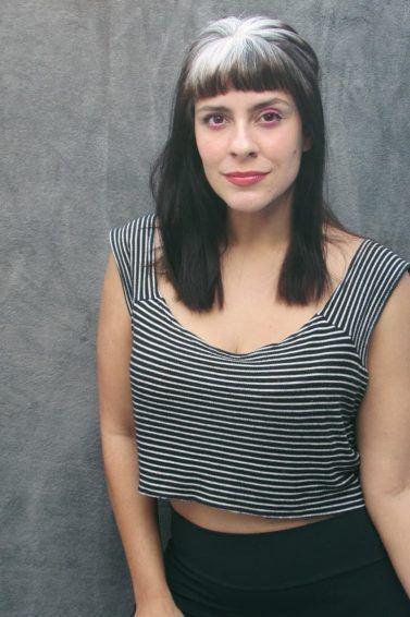 mulher com cabelo liso branco solto