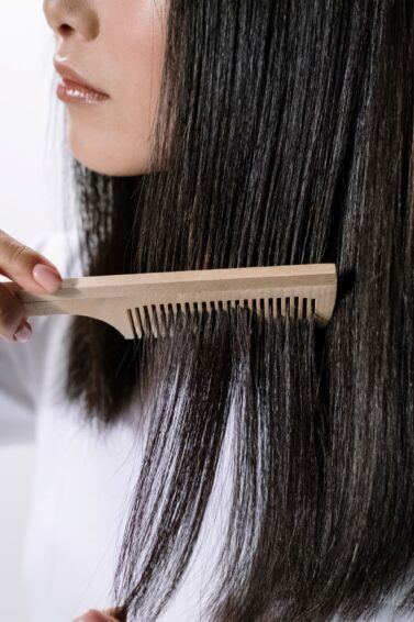 mulher desembaraçando o cabelo