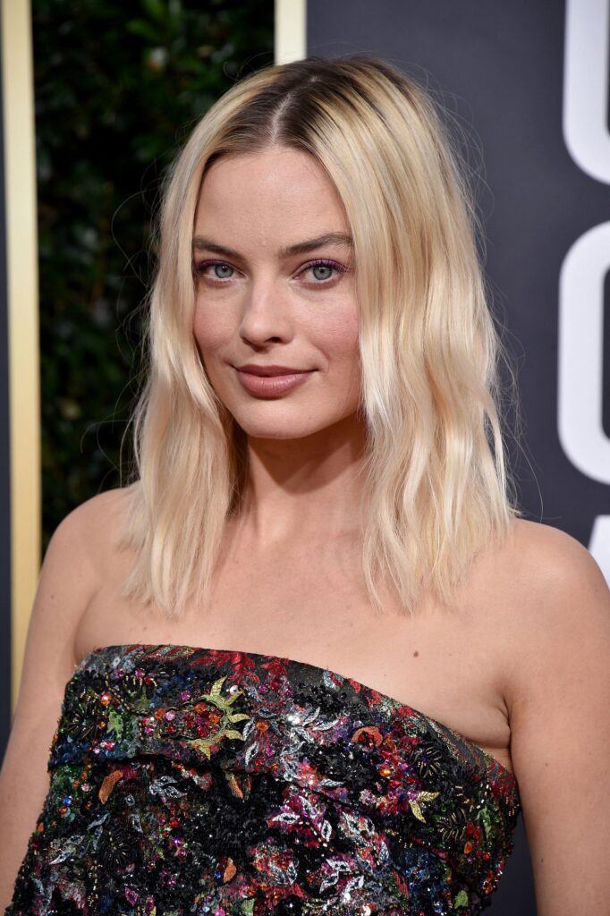 Margot Robbie, estrela do filme Barbie, com loiro blond
