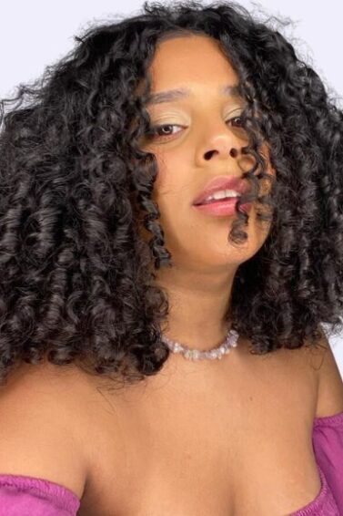 mulher com cabelo cacheado