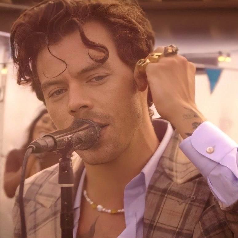 cantor harry styles com cabelo curto