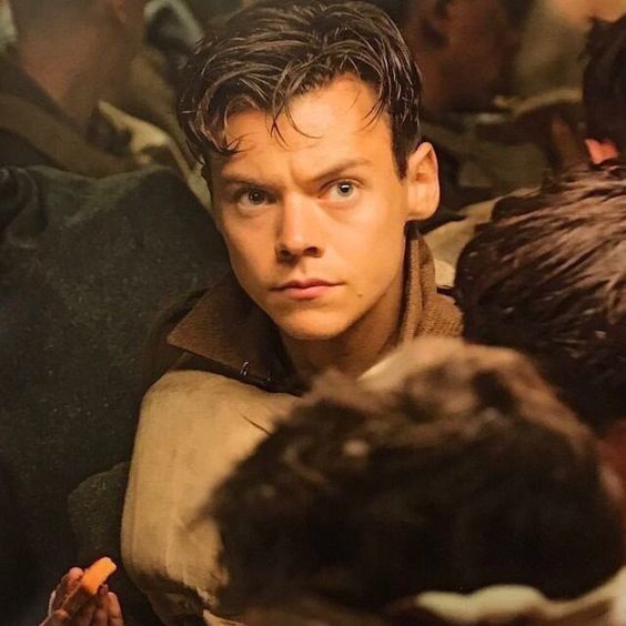 cabelo do harry styles curto no filme dunkirk