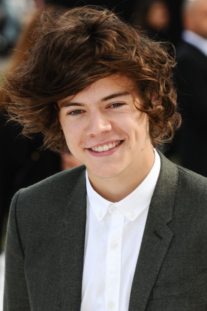 harry styles com cabelo com franja e volumoso