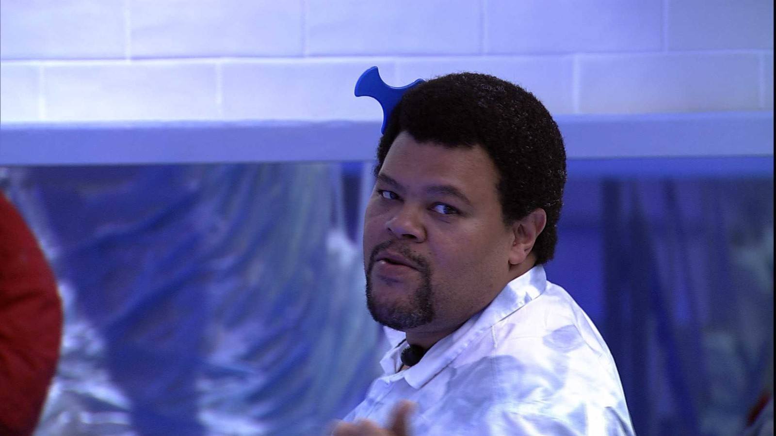 ator babu santana com pente garfo como acessório no cabelo