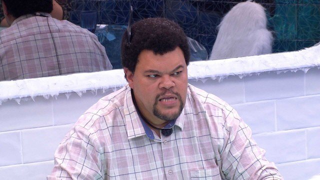 ator babu santana com pente garfo no cabelo