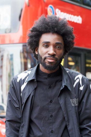 Modelo negro de roupa preta com black power masculino