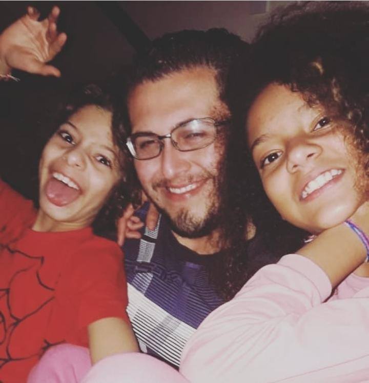 Foto de Anderson com seus filhos Ian e Vitória
