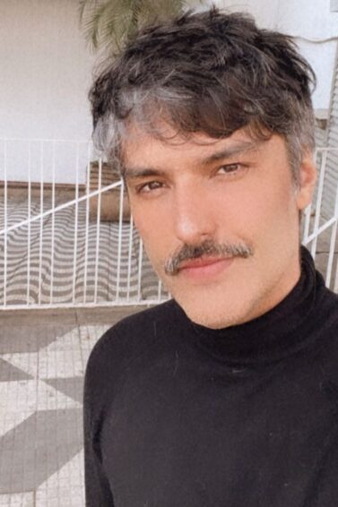 homem com fios brancos olhando para a foto