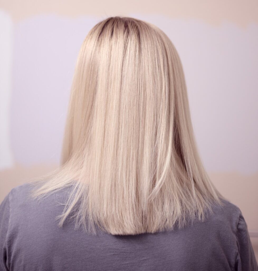 Cabelo loiro descolorido com água oxigenada
