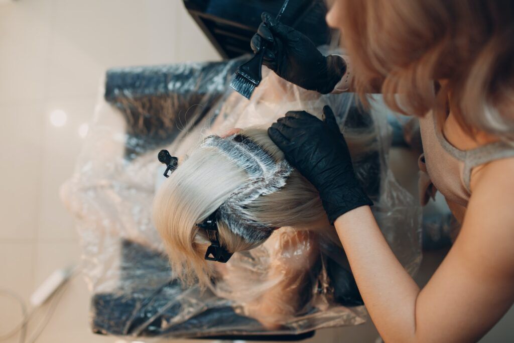 Processo de descolorir o cabelo com agua oxigenada