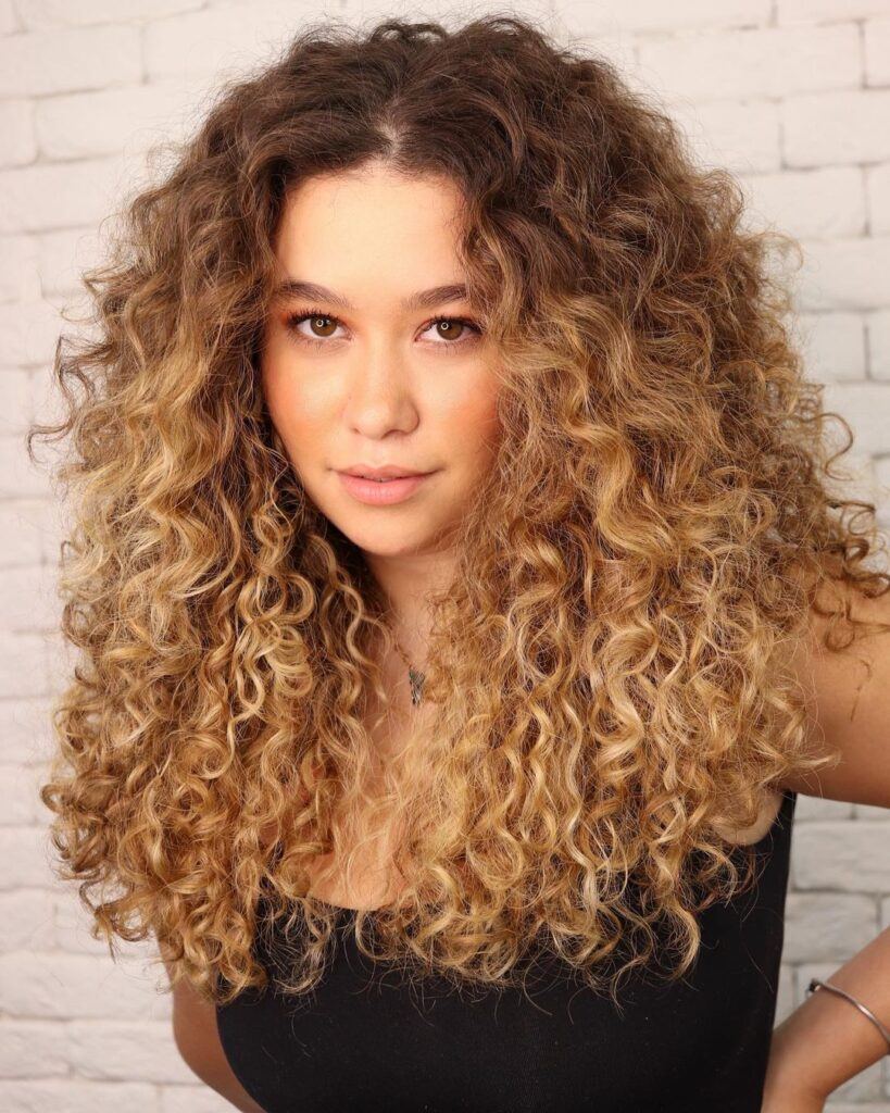 morena-iluminada-caramelo-dourado-cabelo-cacheado