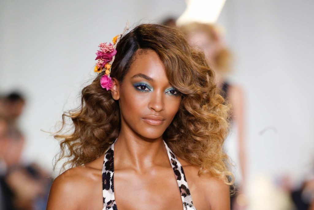 Modelo com cabelos encaracolados para matéria de toffee hair