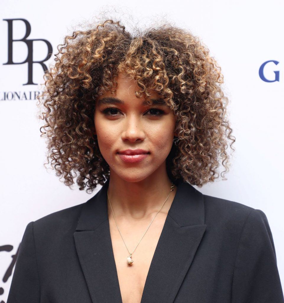 A atriz Alexandra Shipp posa para fotógrafos em evento com celebridades