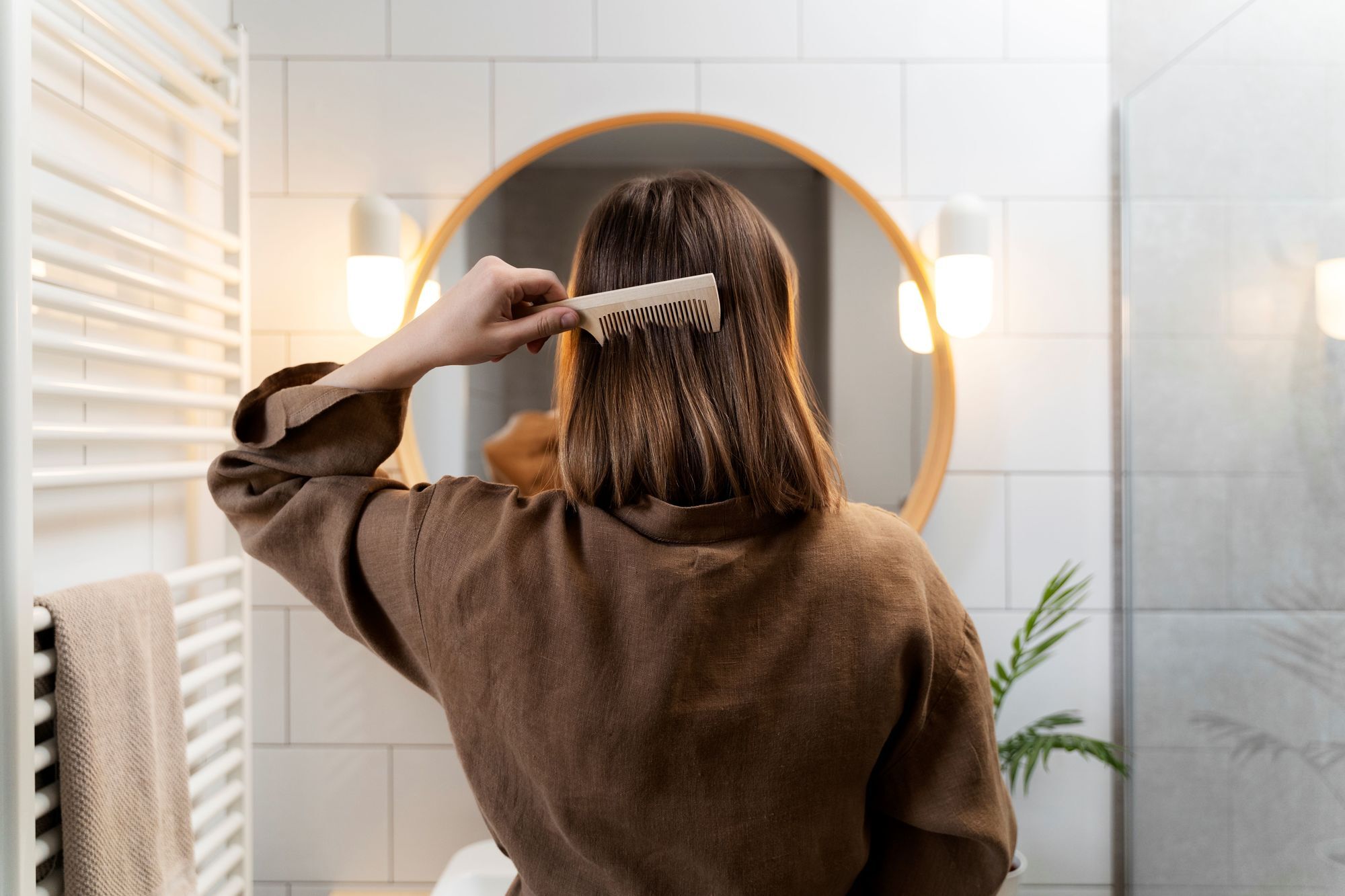 mulher escovando o cabelo com pente fino para remover a caspa