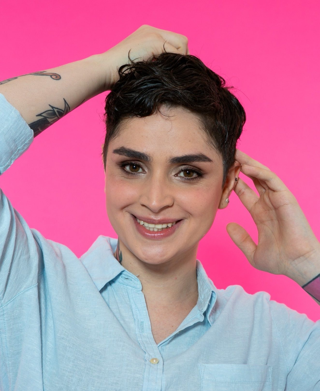 Mulher passando a mão no cabelo curto molhado