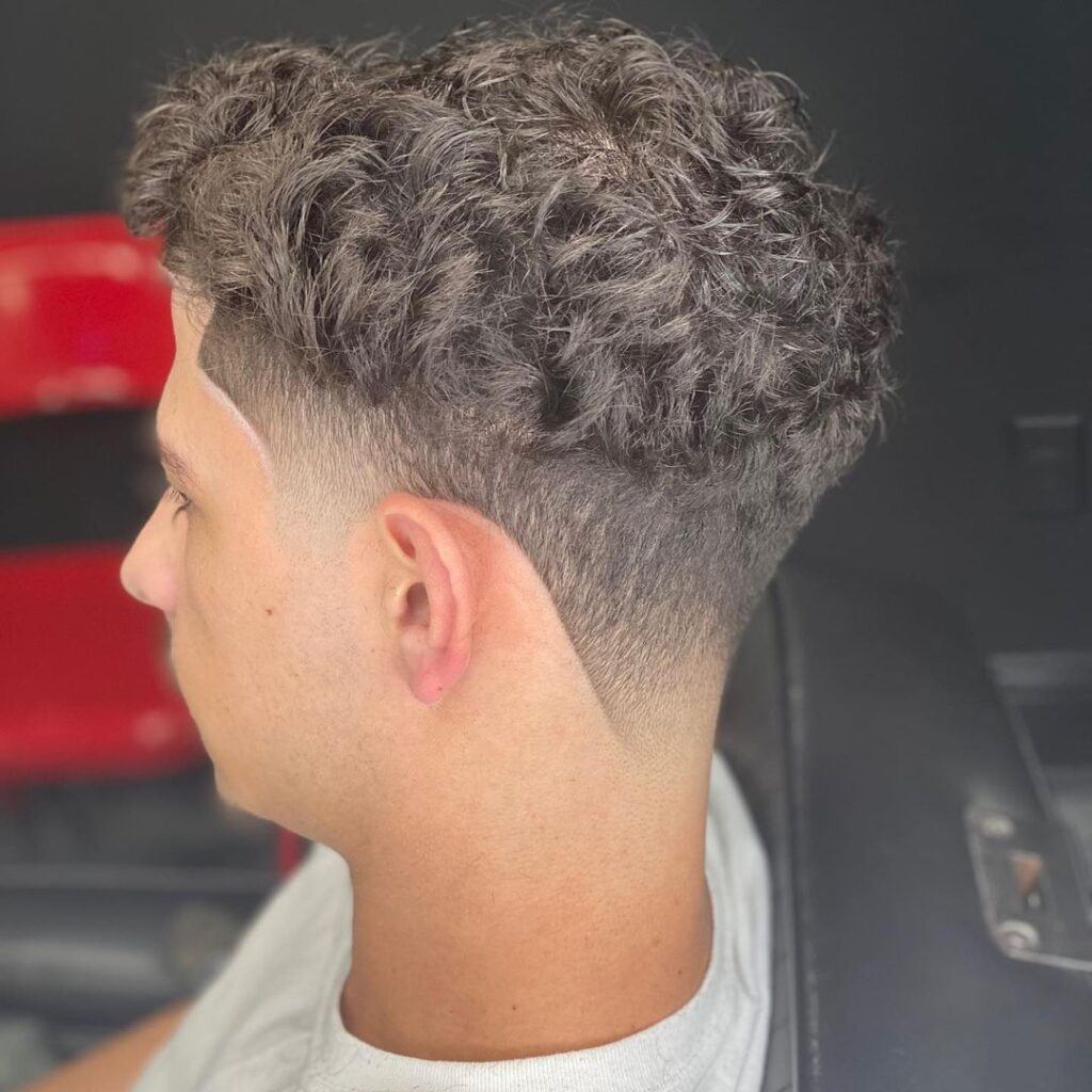 menino com corte de cabelo degradê