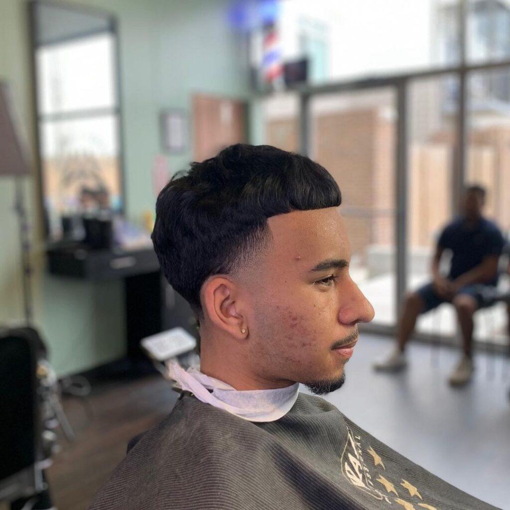 homem com corte de cabelo degrade