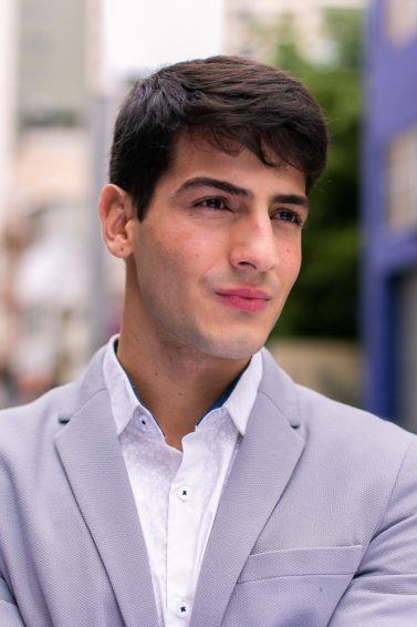 modelo masculino de cabelo liso e preto exibindo cuidado com cabeludo masculino