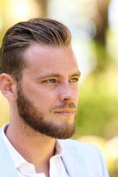 modelo com cabelo masculino oleoso no verão