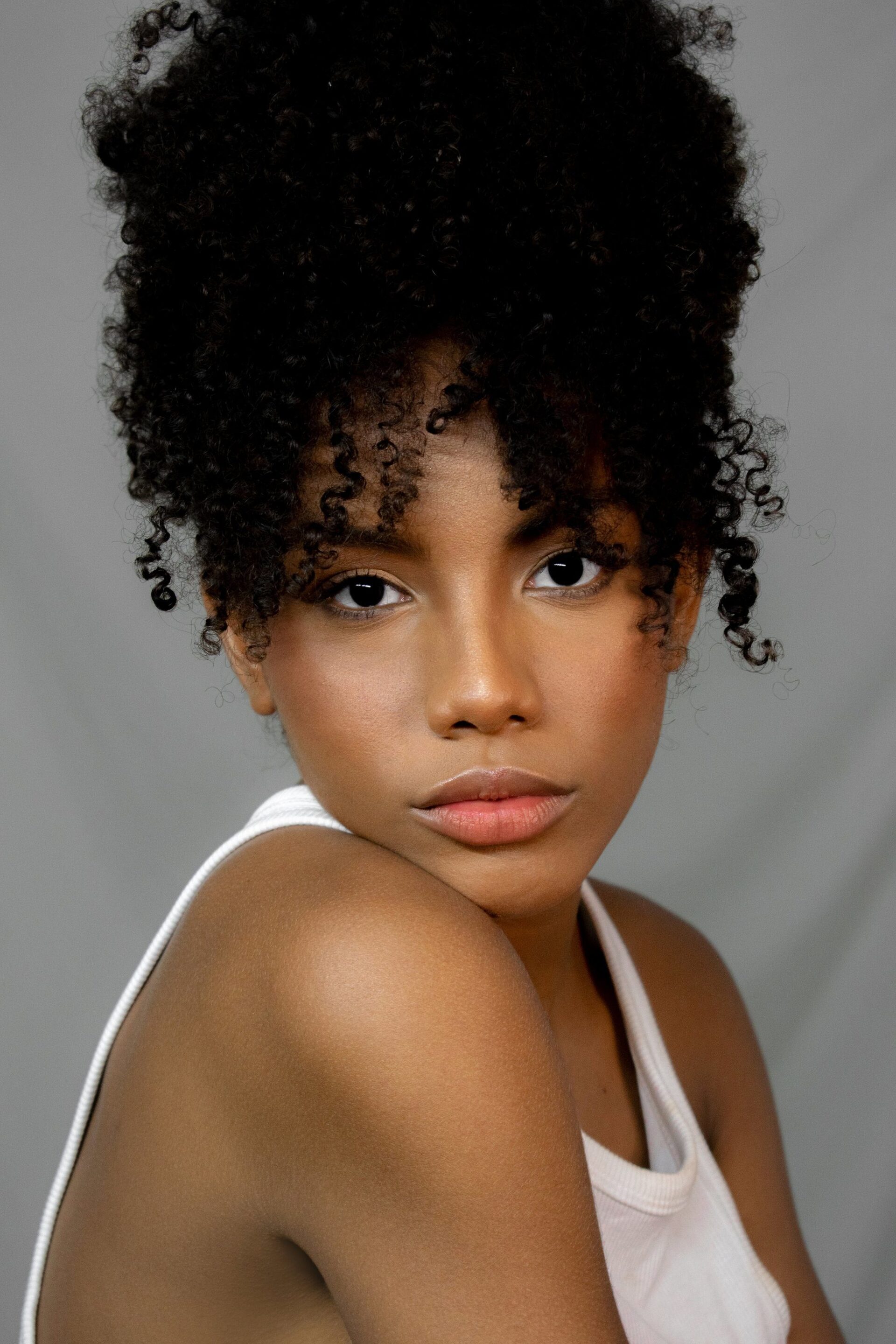 Se jogue no estilo do afro puff — o penteado para quem quer um visual com volume e atitude!