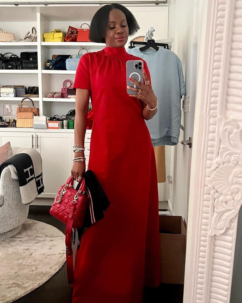 mulher negra tirando foto no espelho com vestido vermelho longo e cabelos curtos