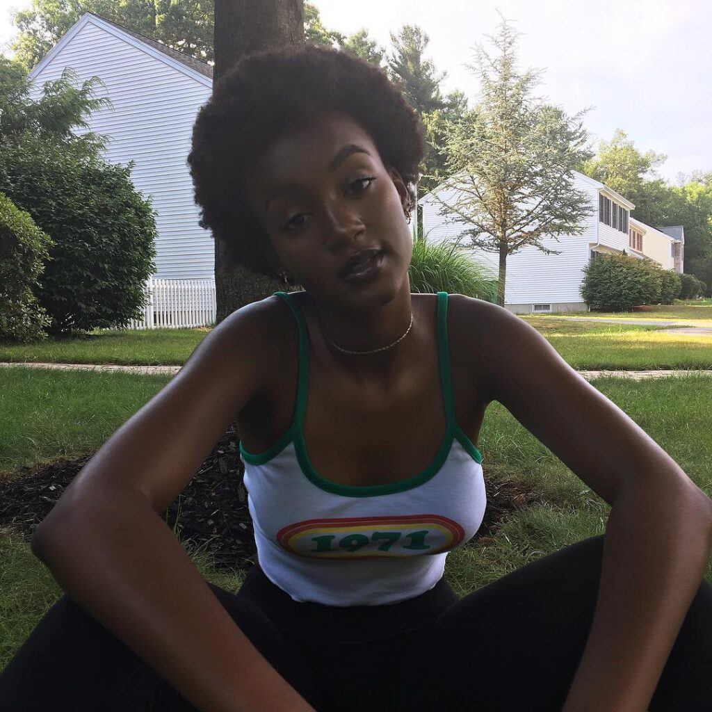 mulher preta com black power curto