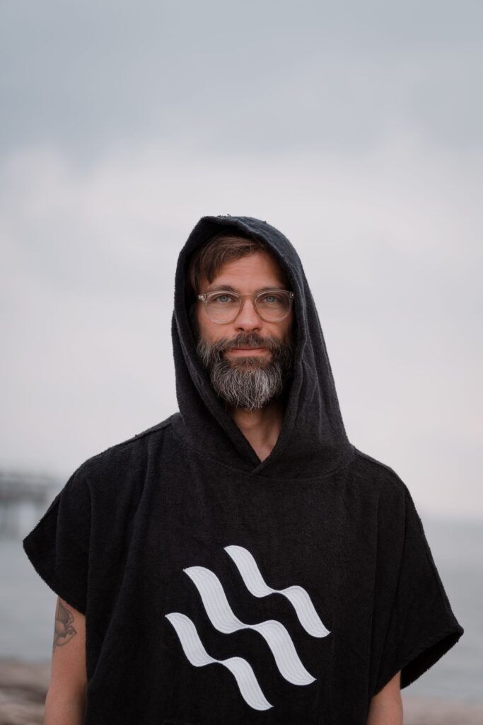 homem com barba grisalha e capuz