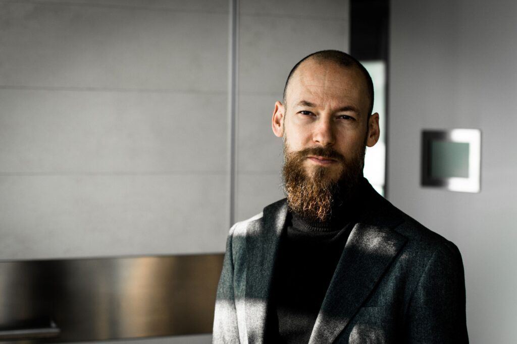 homem careca com barba