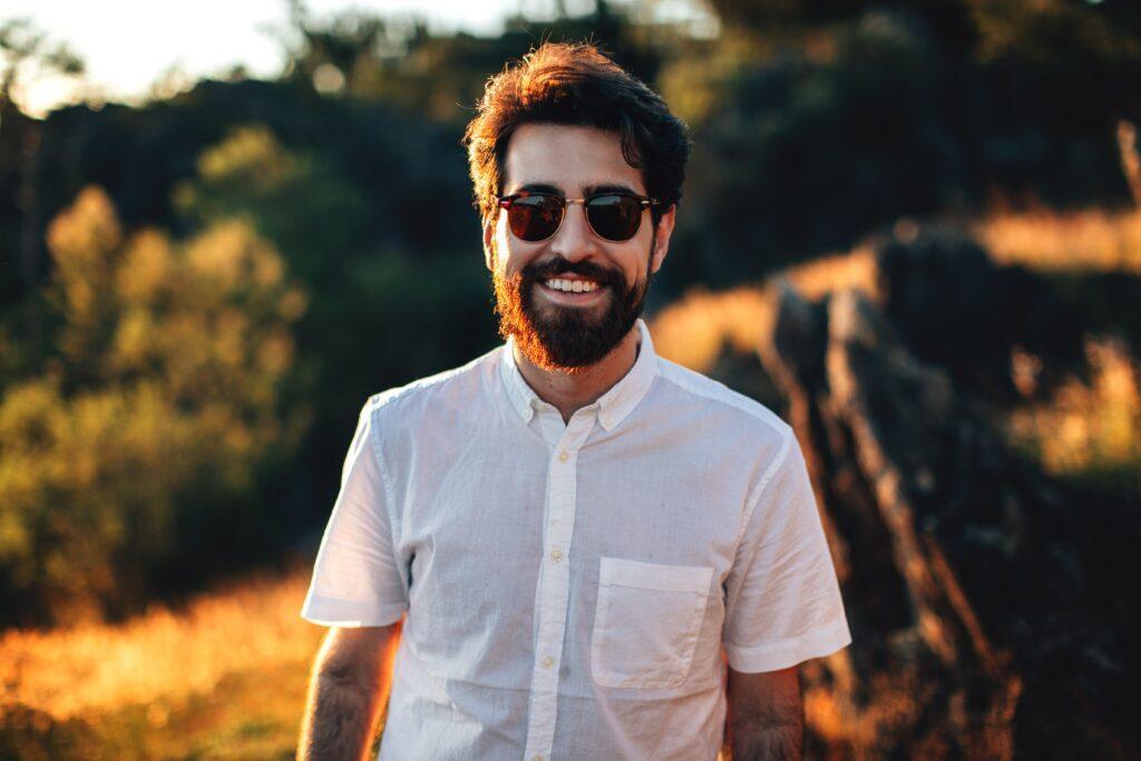 homem de óculos com estilo de barba completa