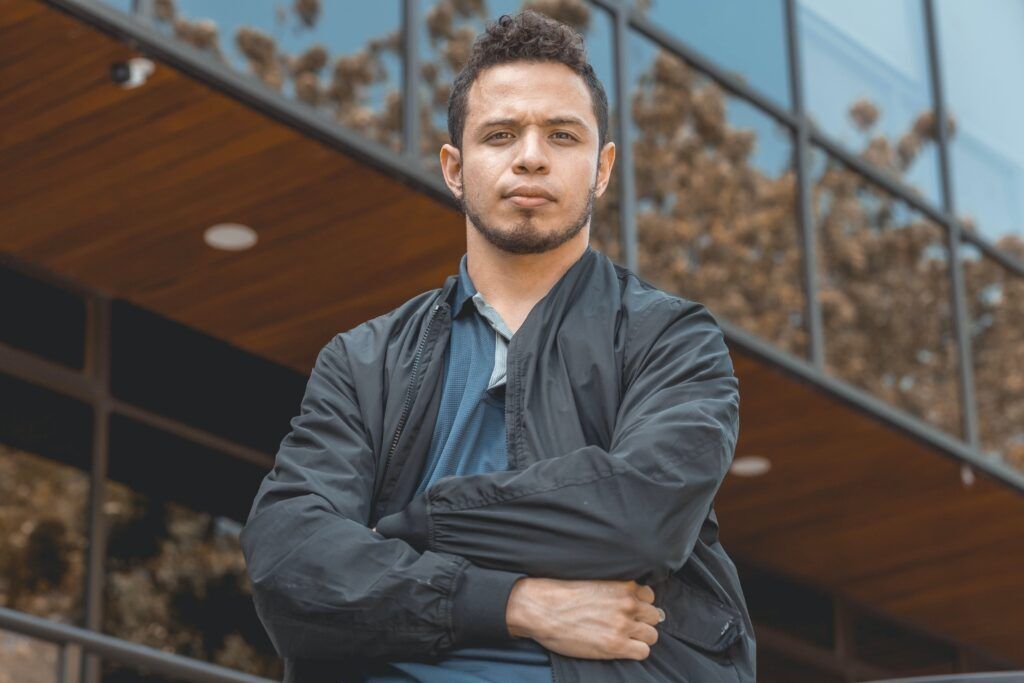 homem de olhos claros com barba estilo queixo sem bigode
