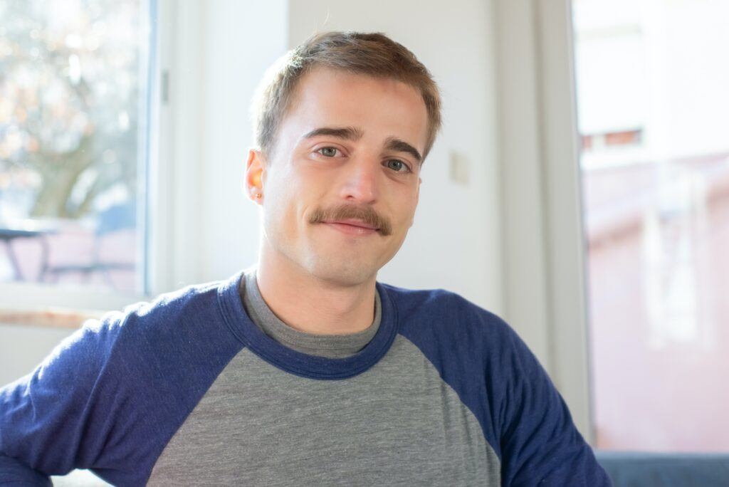 homem com estilo de barba apenas bigode