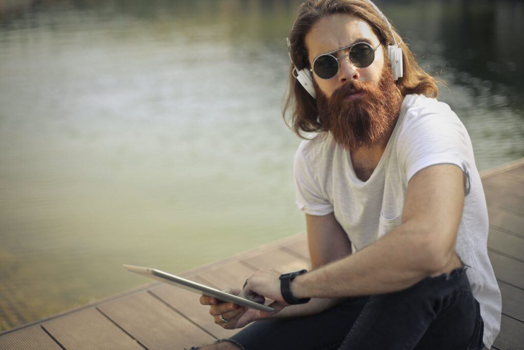 homem de óculos e barba ruiva estilo lenhador