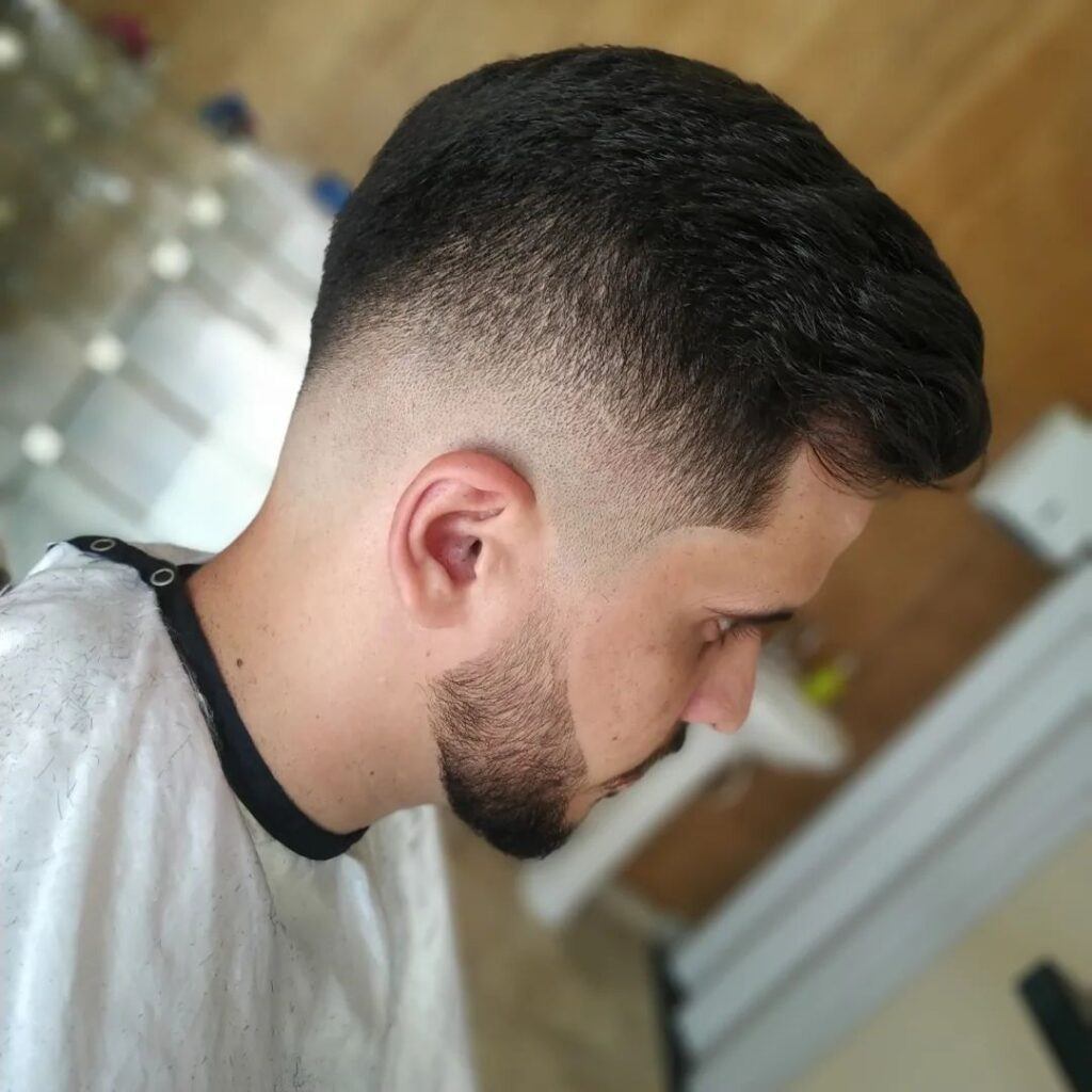 homem com corte e barba estilo degrade